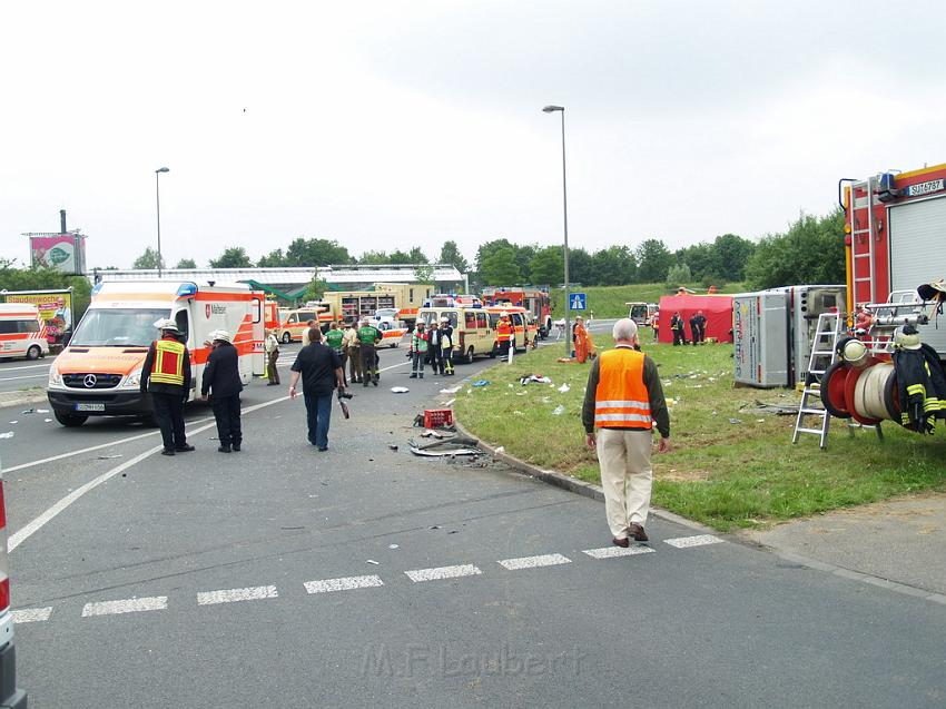 Schwerer Unfall mit Reisebus Lohmar Donrather Dreieck P346.JPG